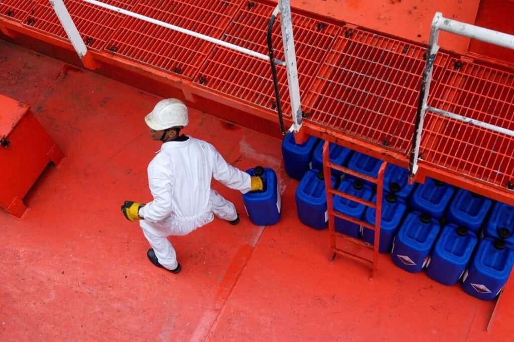 cuanto combustible consume un barco